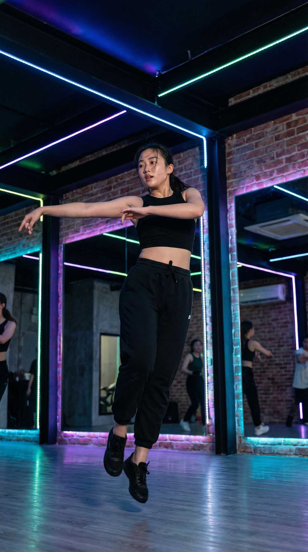 成人视频文化研究员周雅文